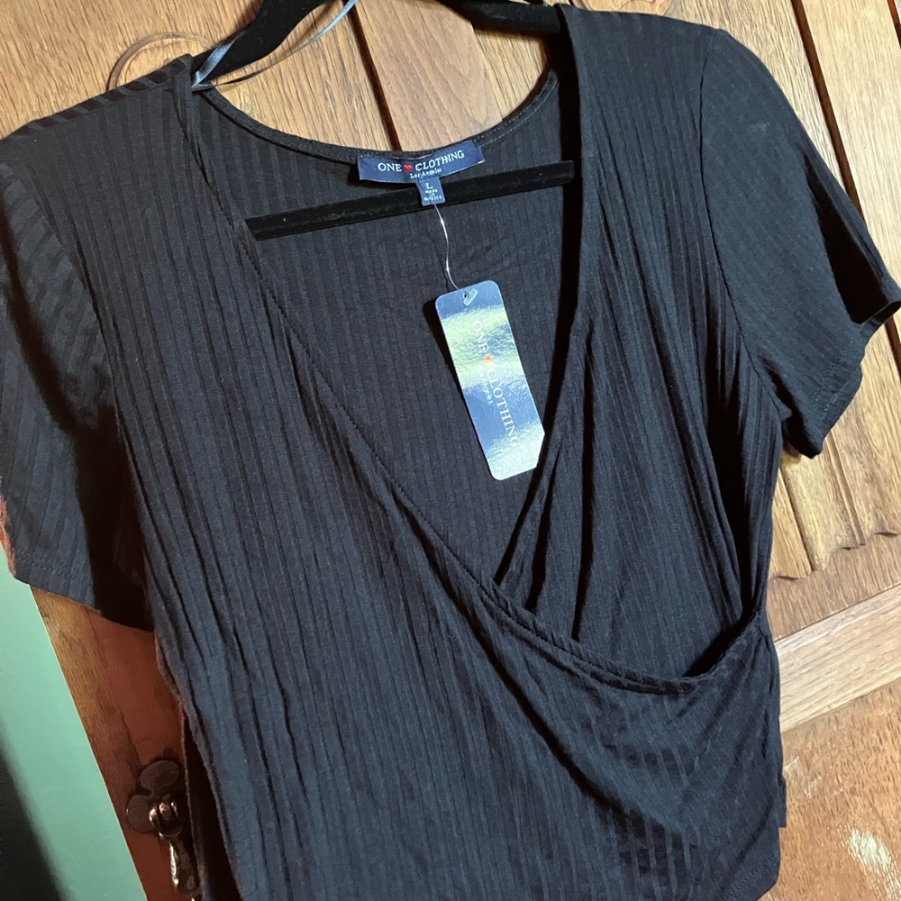 One Clothing Large NWT 18” black cropped crossover top